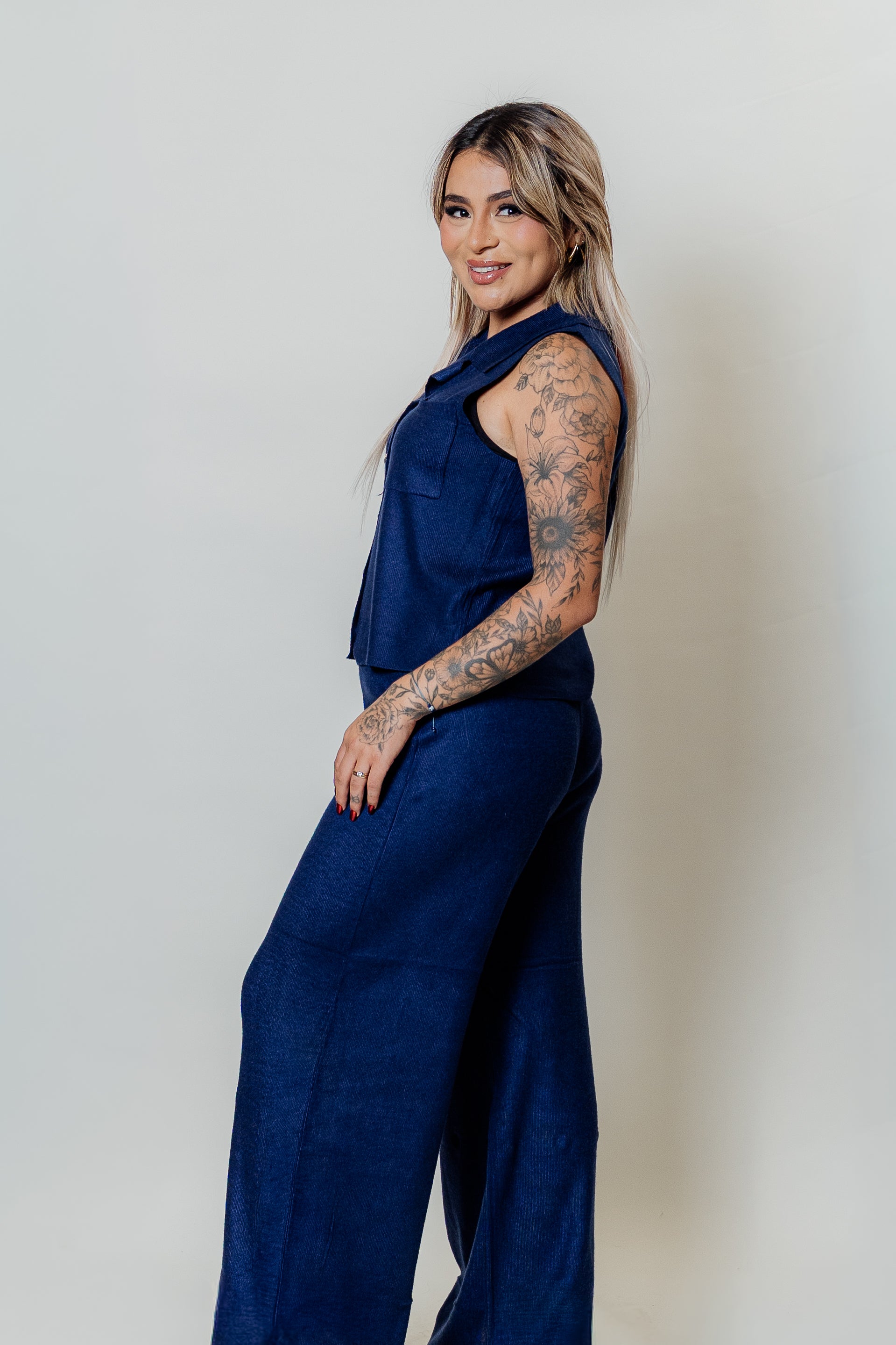 Conjunto de dos piezas sin mangas tipo camisa y palazzo