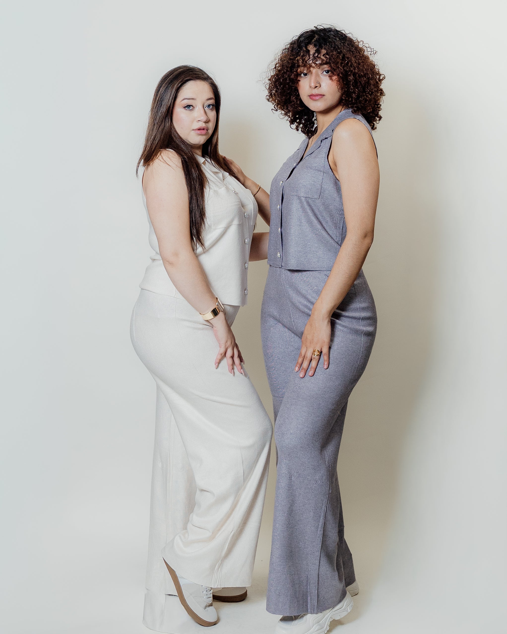 Conjunto de dos piezas sin mangas tipo camisa y palazzo