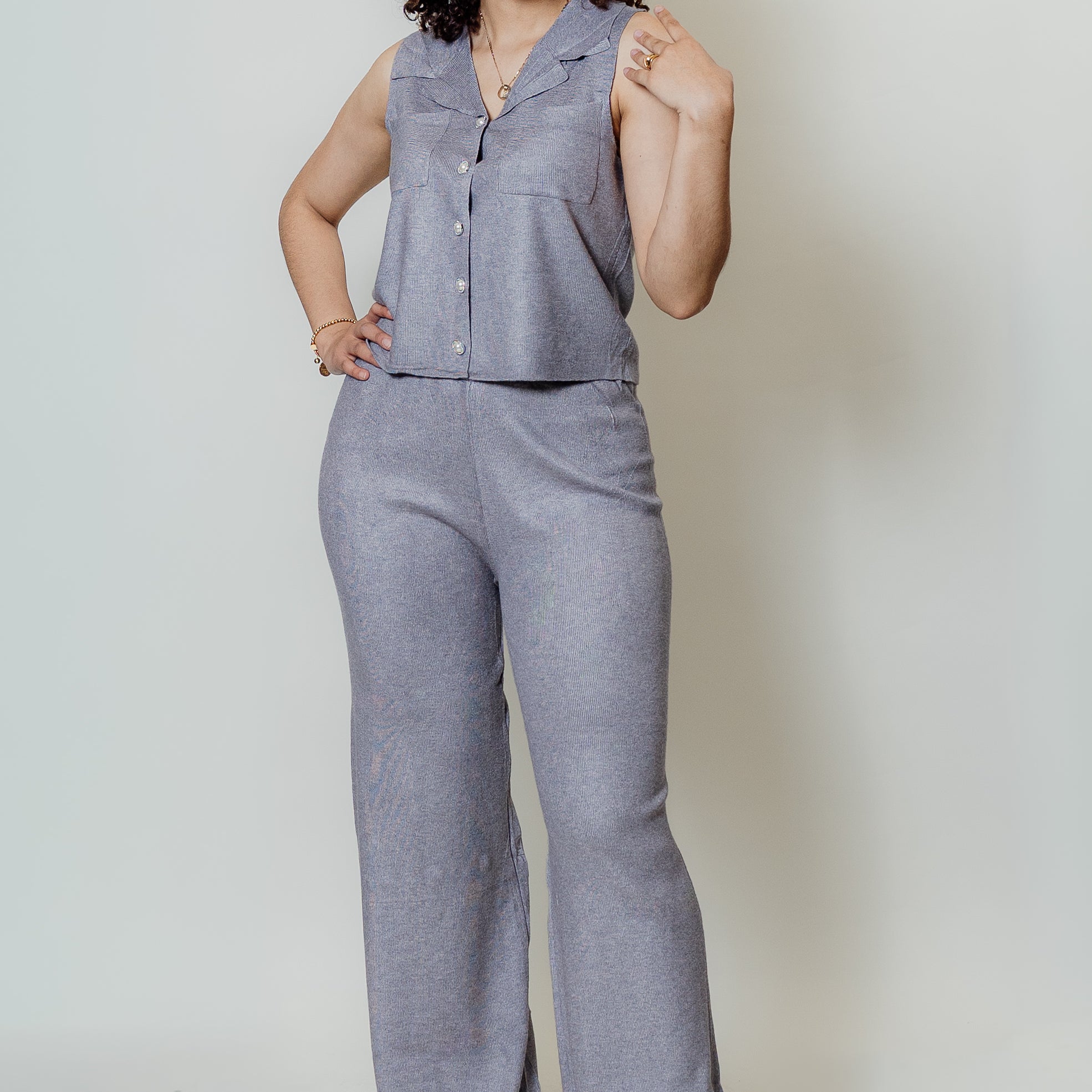 Conjunto de dos piezas sin mangas tipo camisa y palazzo