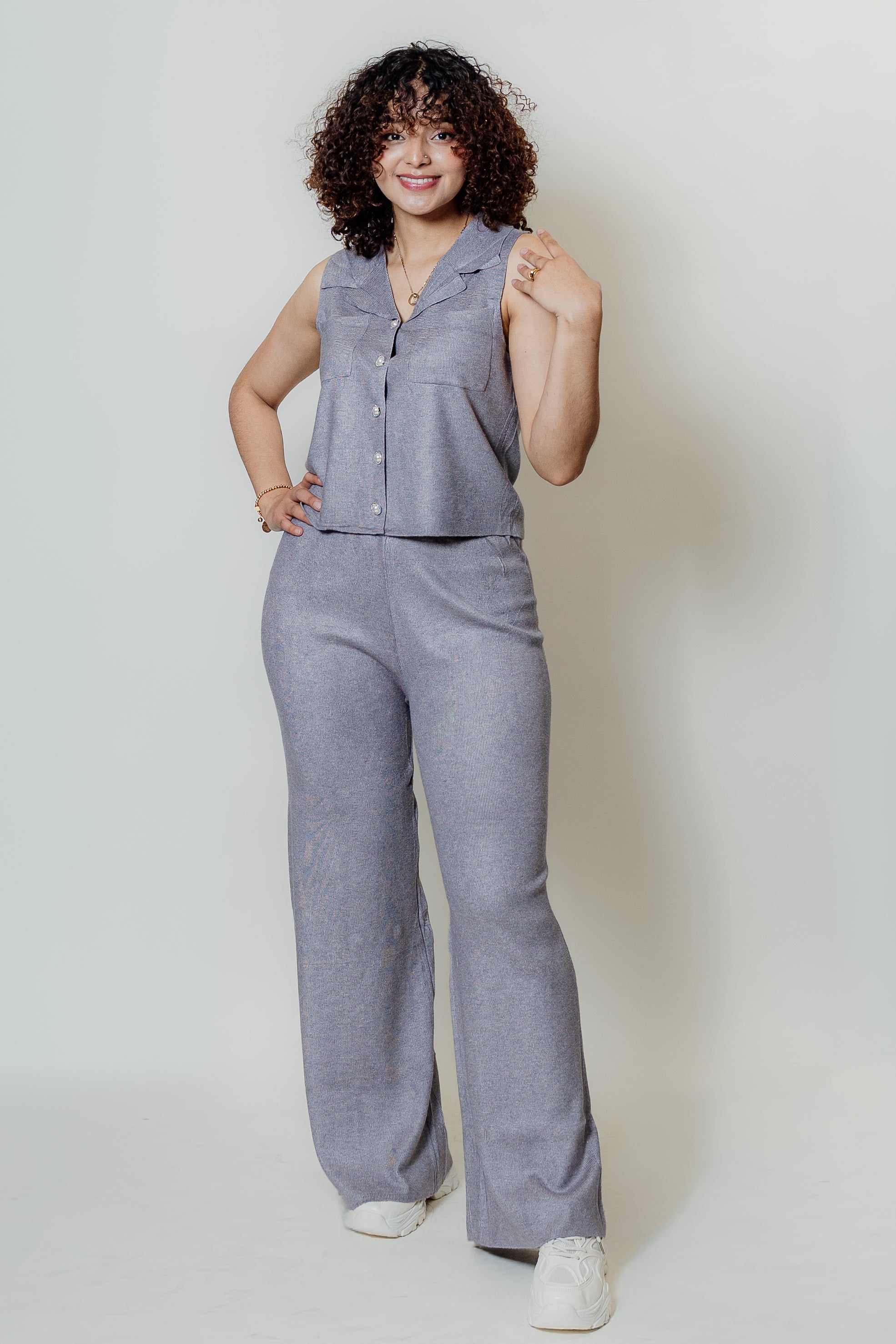 Conjunto de dos piezas sin mangas tipo camisa y palazzo