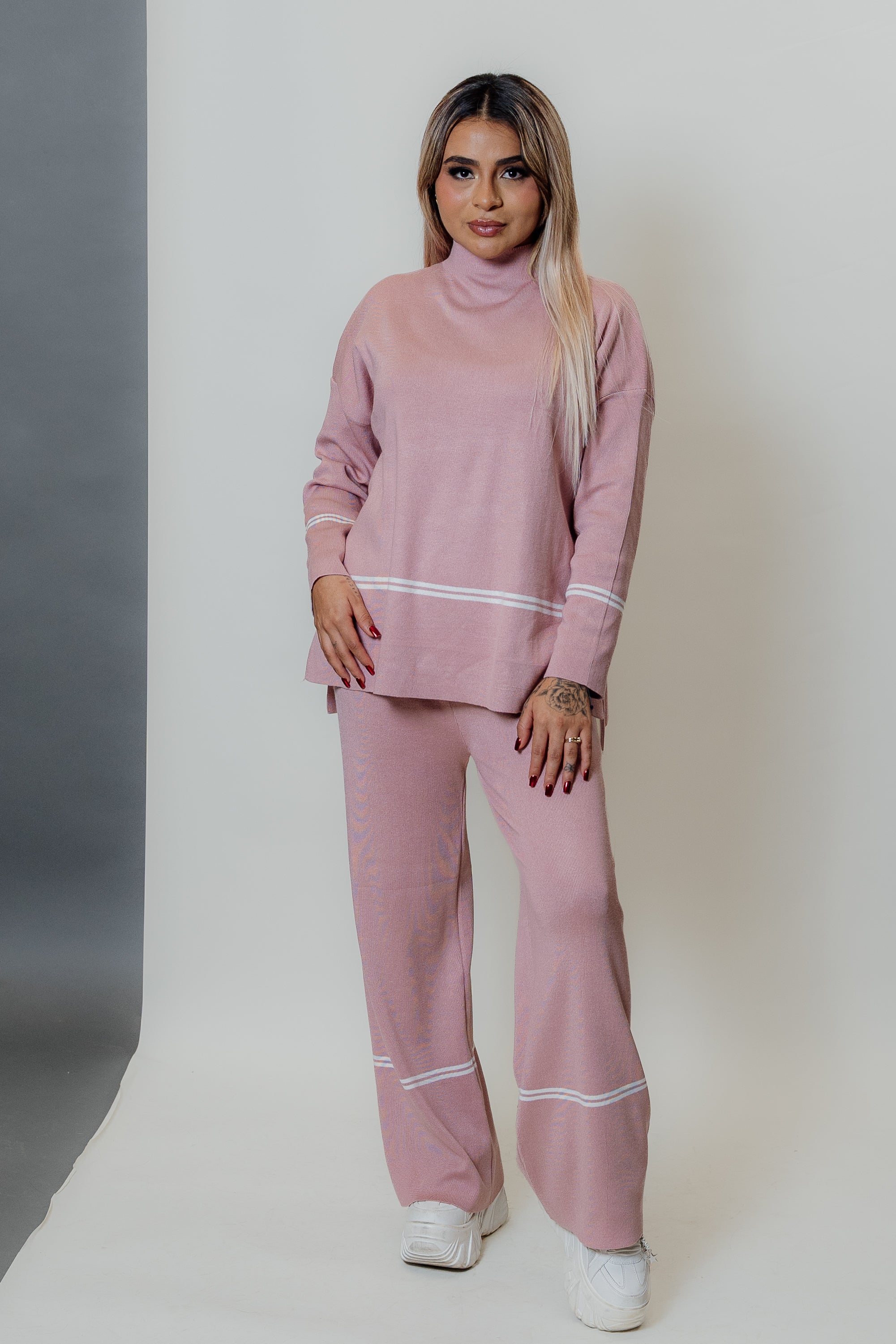 Conjunto con cuello alto y franjas blancas