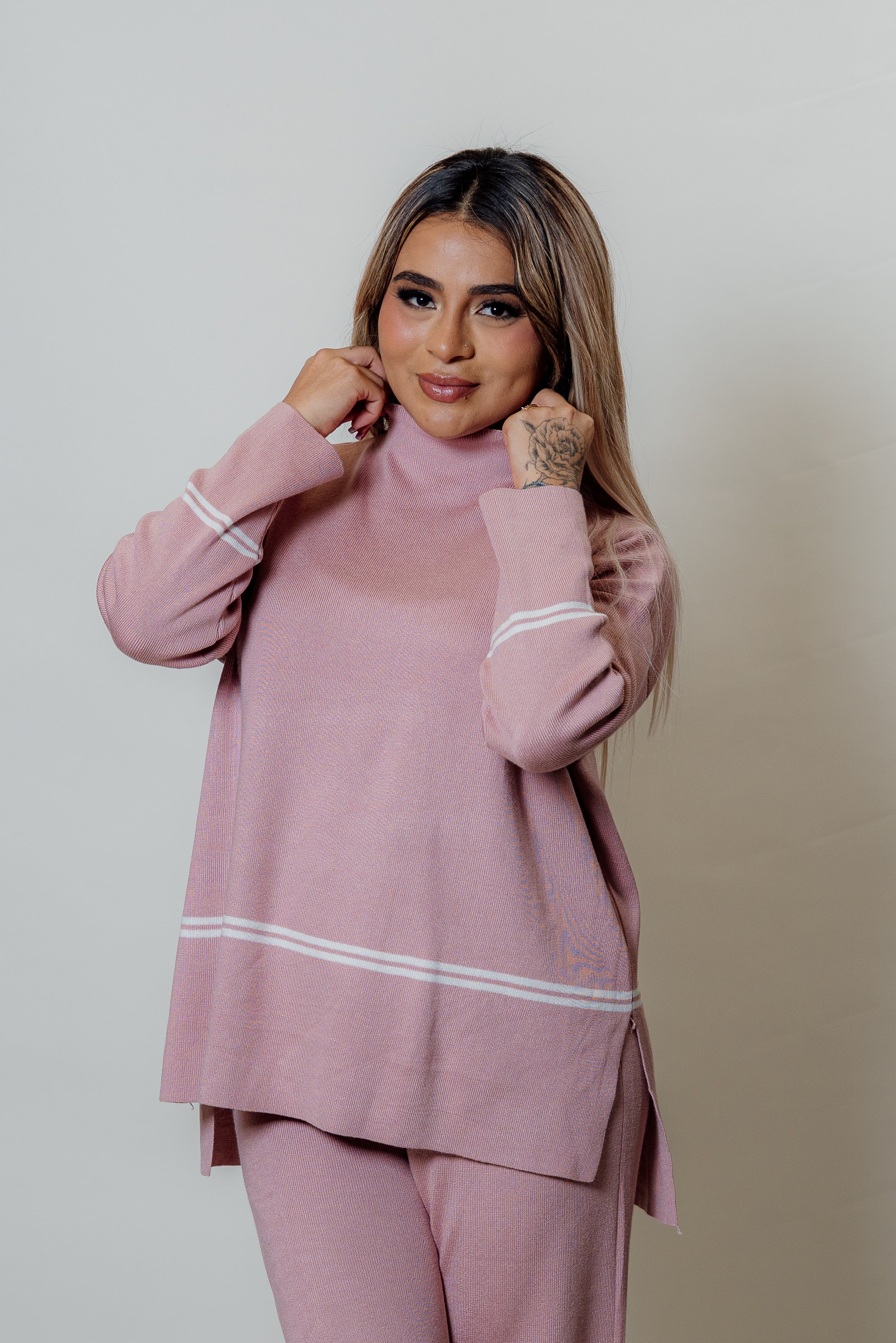 Conjunto con cuello alto y franjas blancas