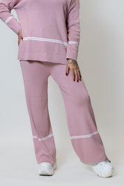 Conjunto con cuello alto y franjas blancas