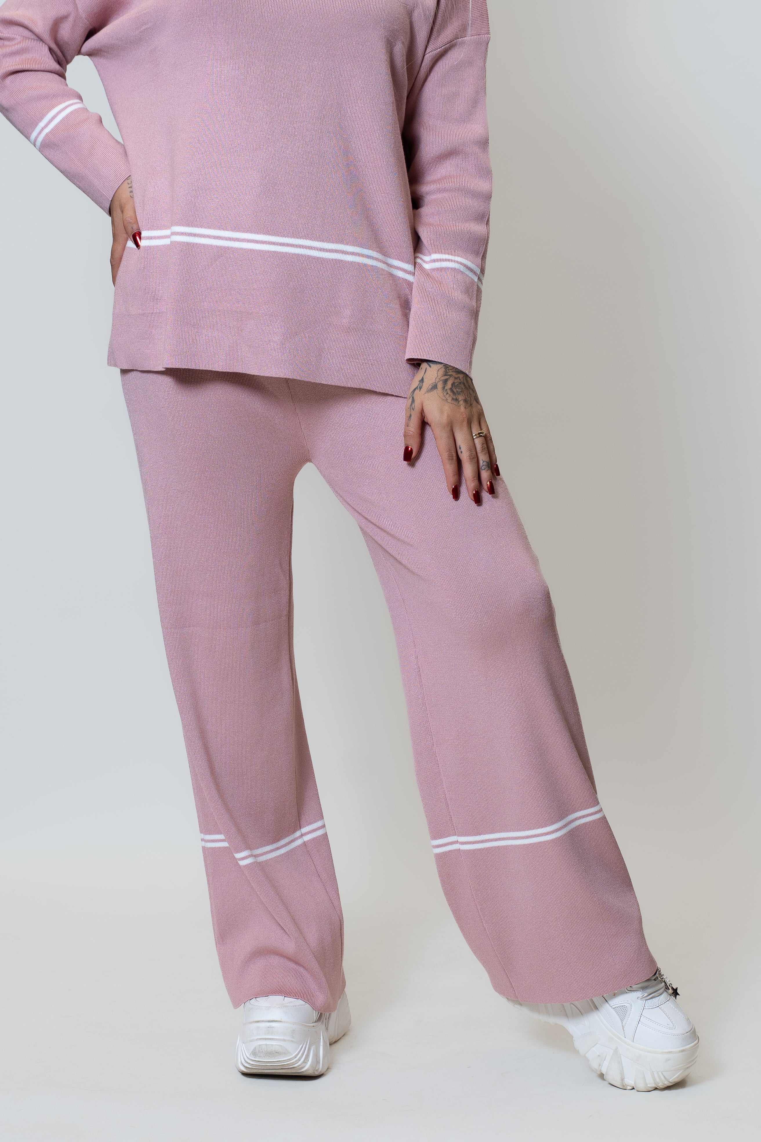 Conjunto con cuello alto y franjas blancas