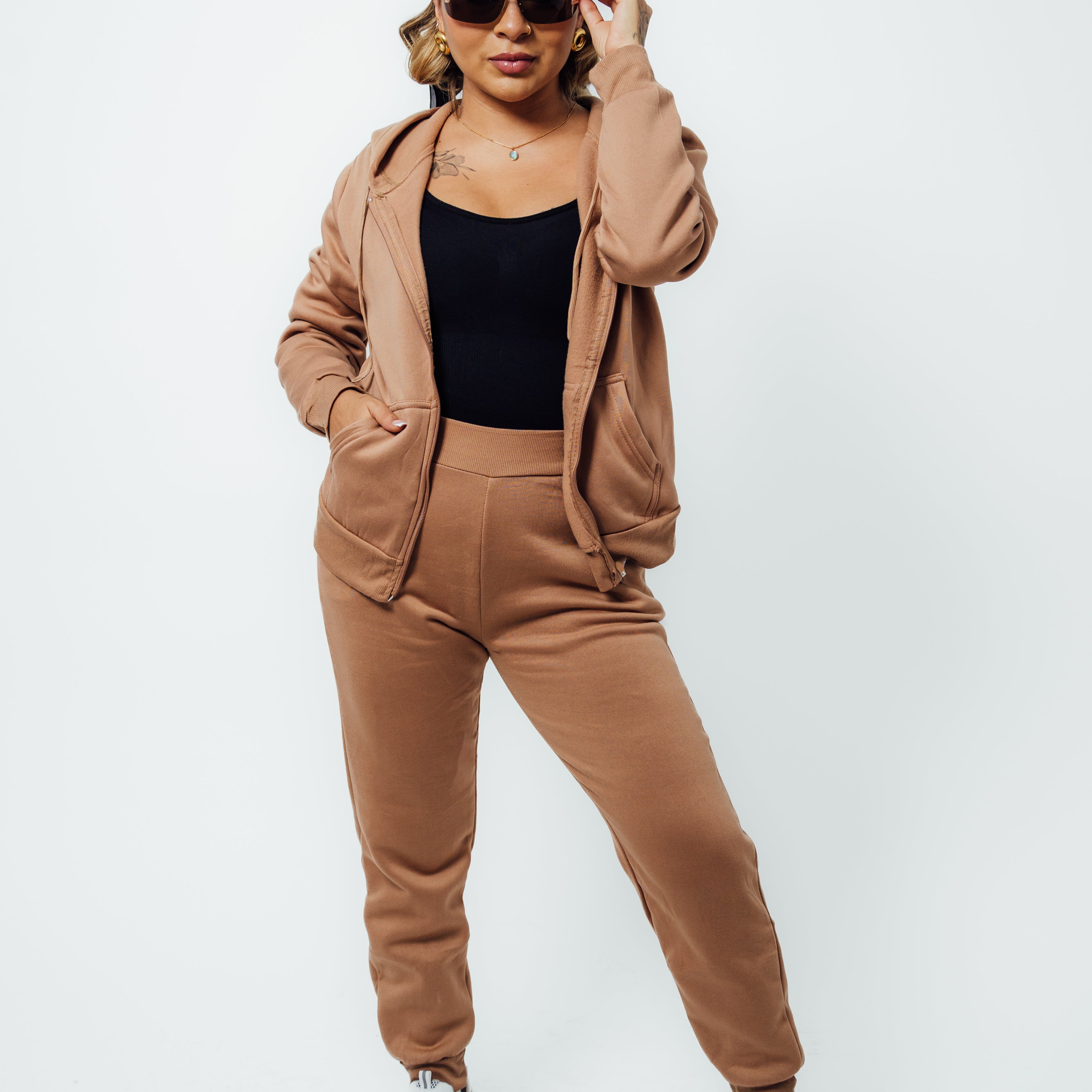 Set deportivo conjunto de pants y hoodie