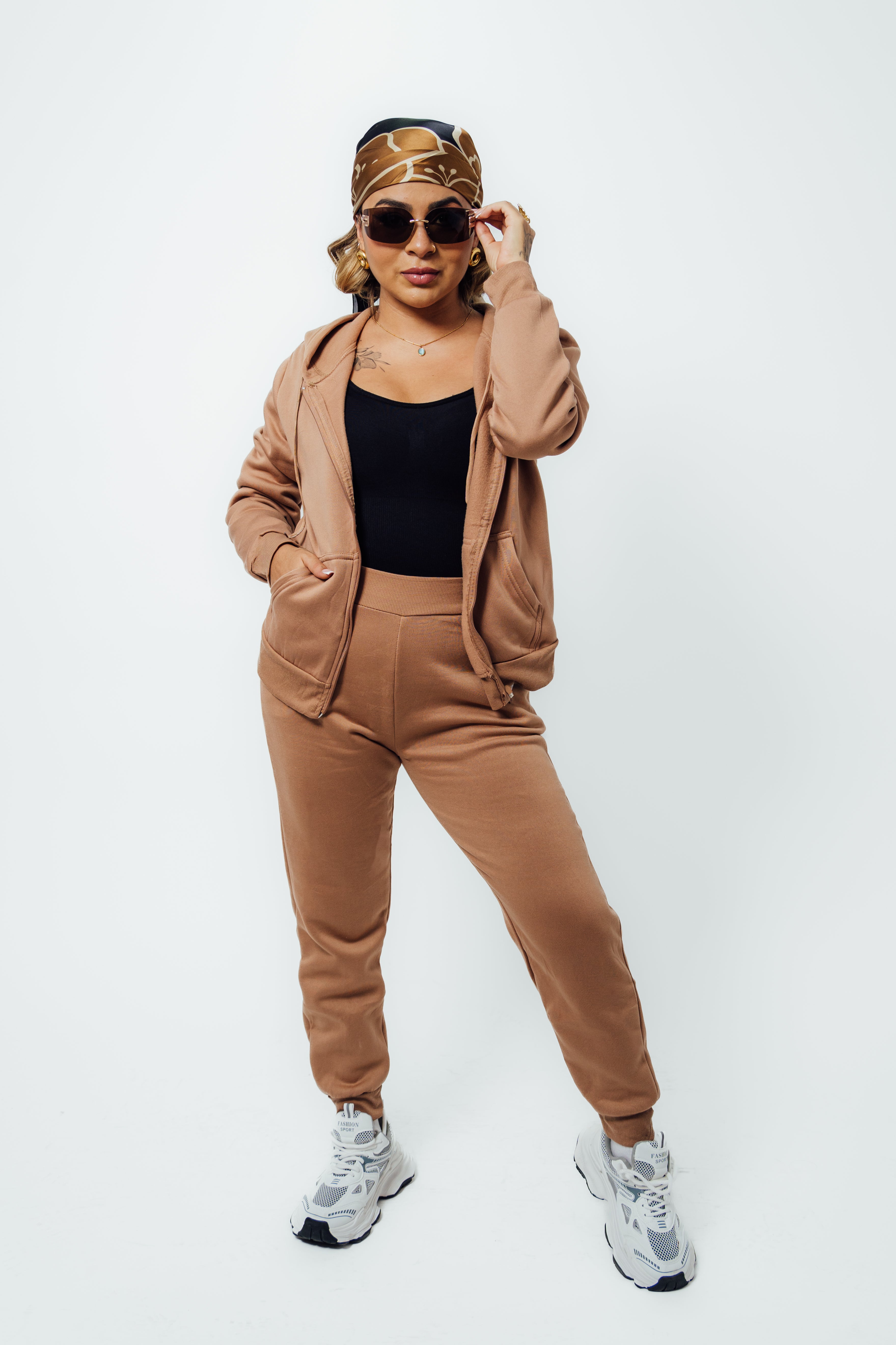 Set deportivo conjunto de pants y hoodie