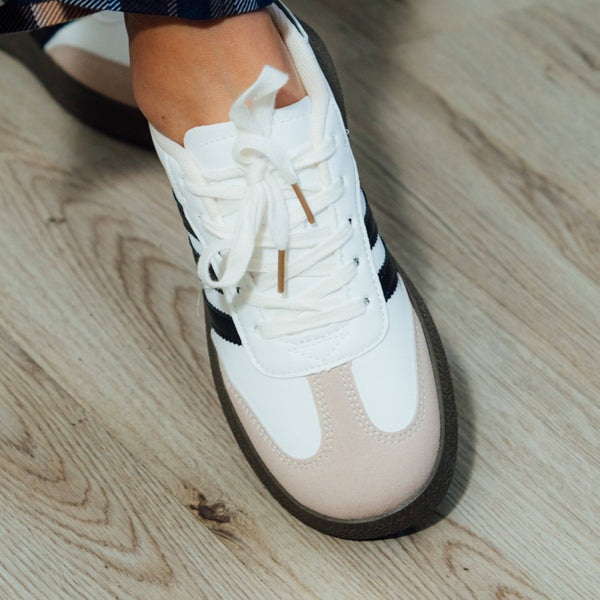 Tennis Sneakers con líneas