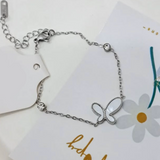 Pulsera dorada con dije de mariposa