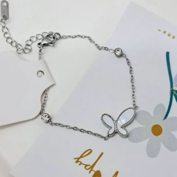 Pulsera dorada con dije de mariposa