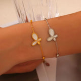 Pulsera dorada con dije de mariposa