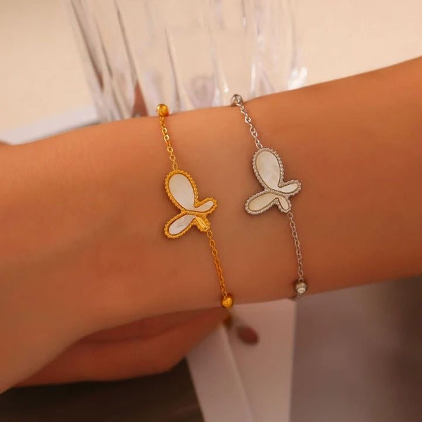 Pulsera dorada con dije de mariposa