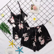 Pijama de satín de short y blusa