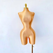 Maniquí con torso femenino dorado