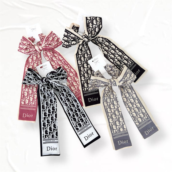 Docena de scrunchies con moño de Dior