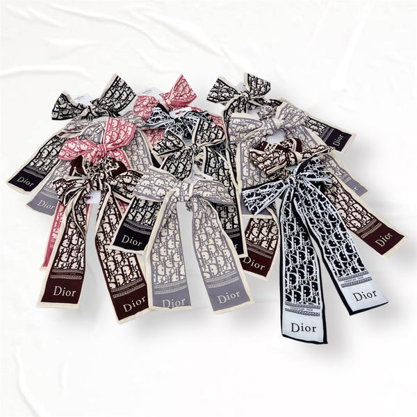 Docena de scrunchies con moño de Dior