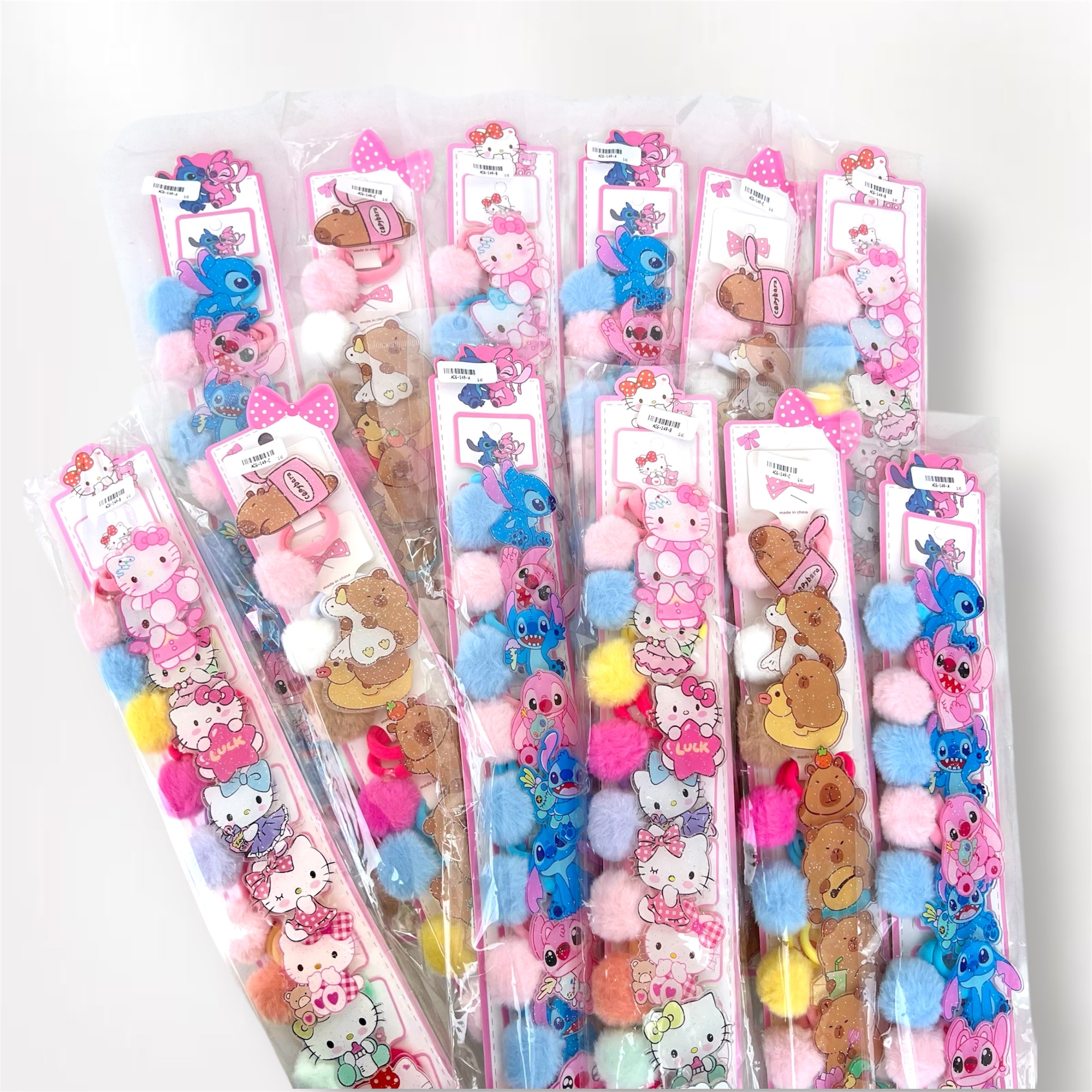 Docena de colas de hello kitty, capibara y stitch