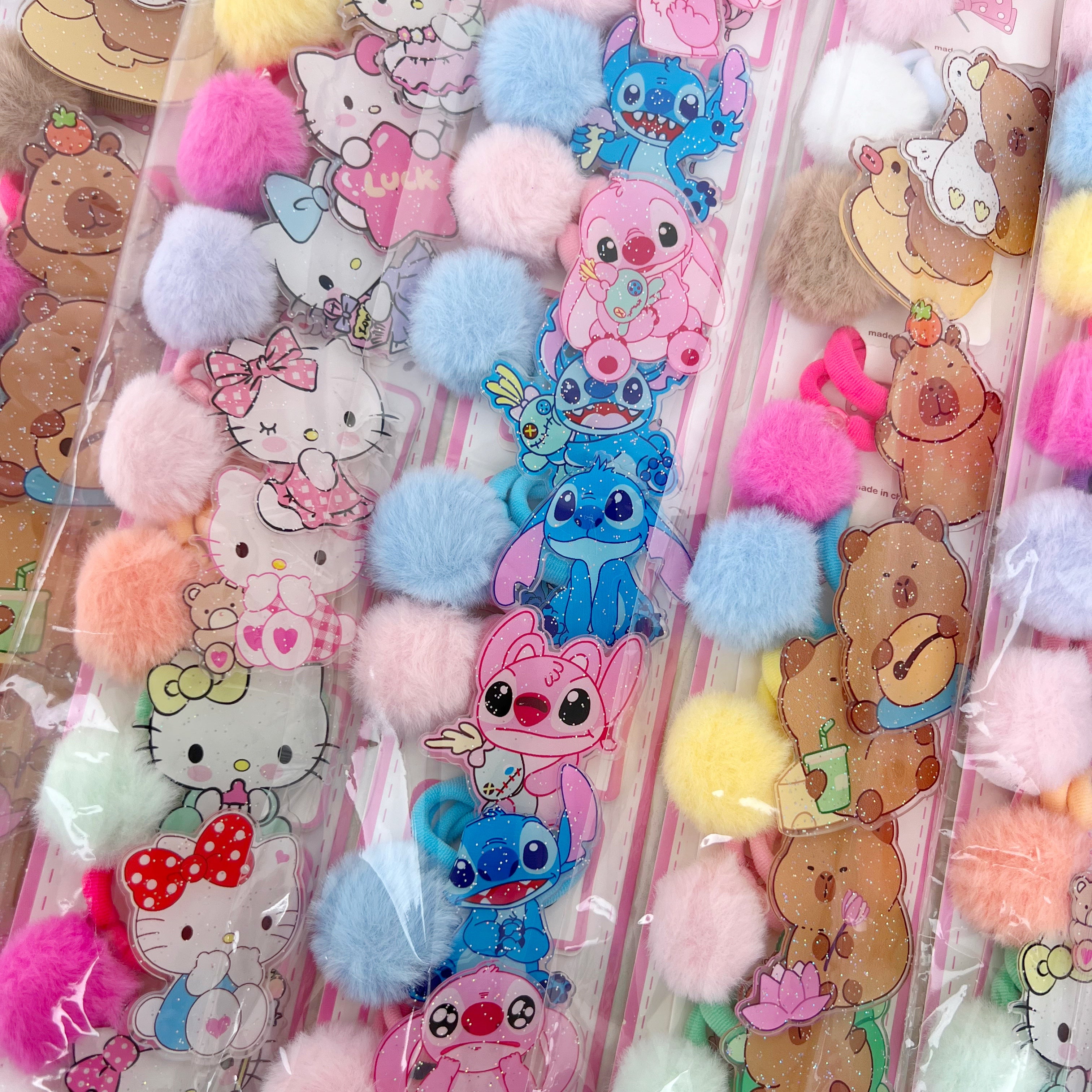 Docena de colas de hello kitty, capibara y stitch