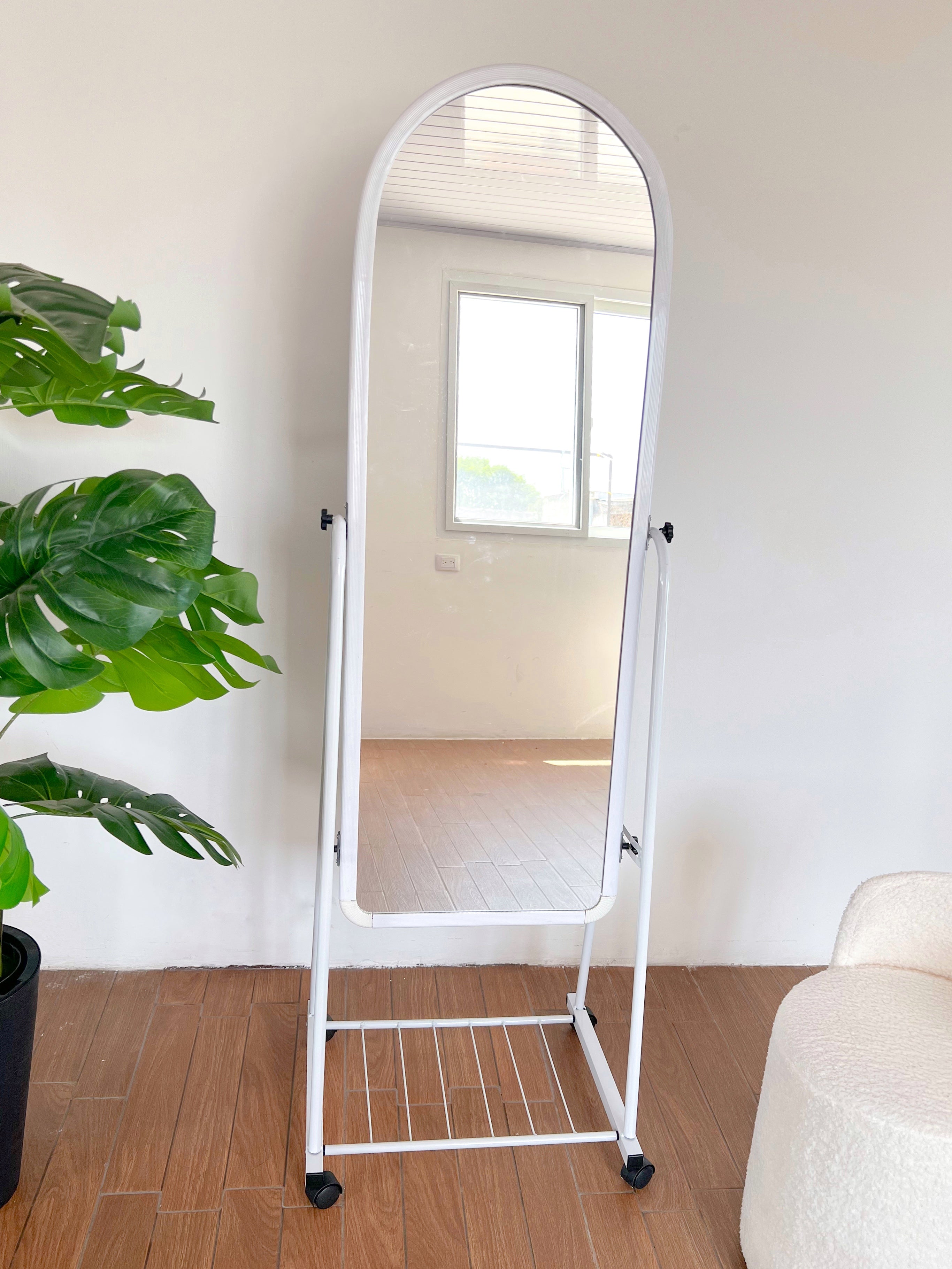 Espejo de cuerpo completo con ruedas