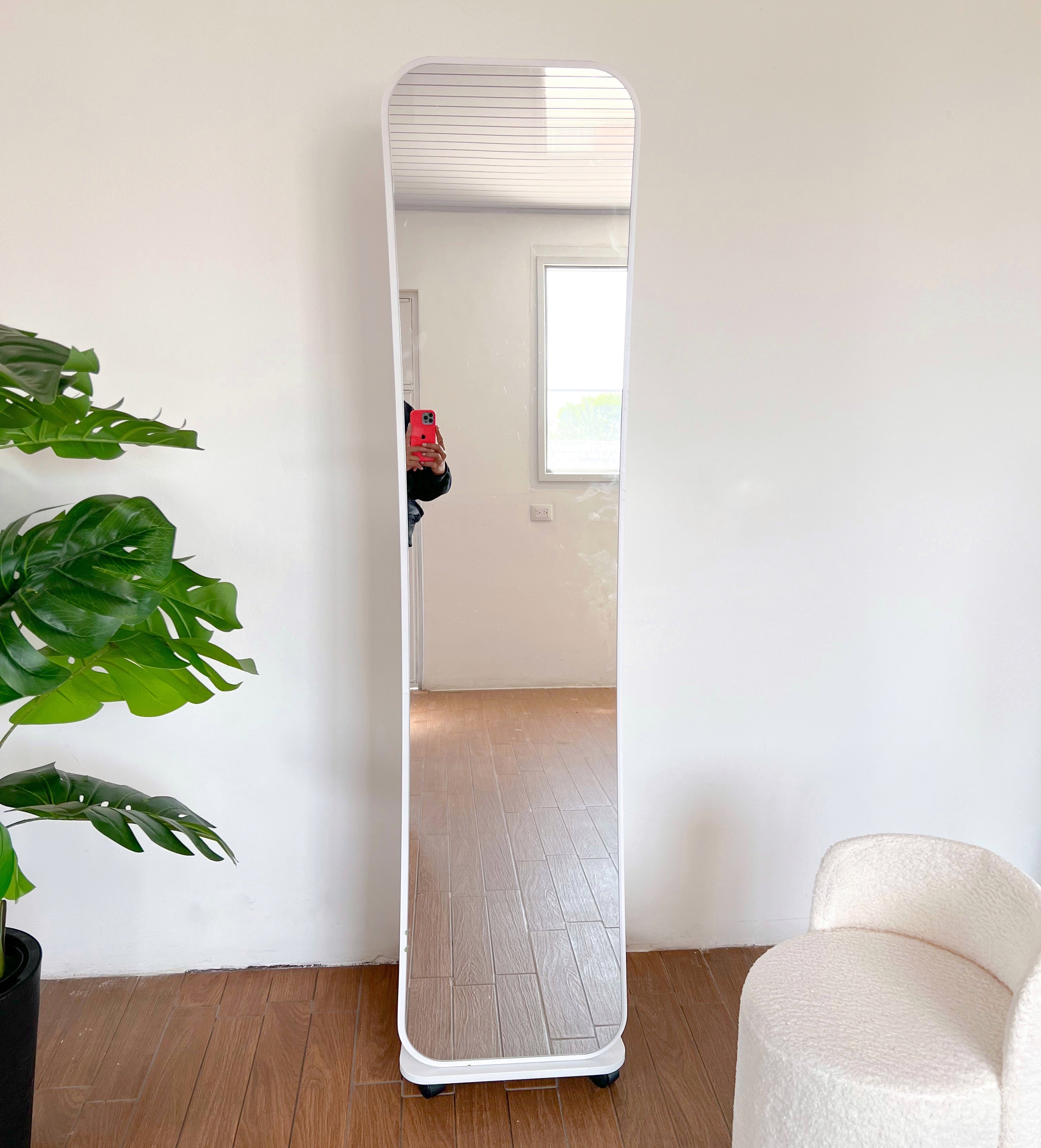 Espejo de piso con perchero y repisas