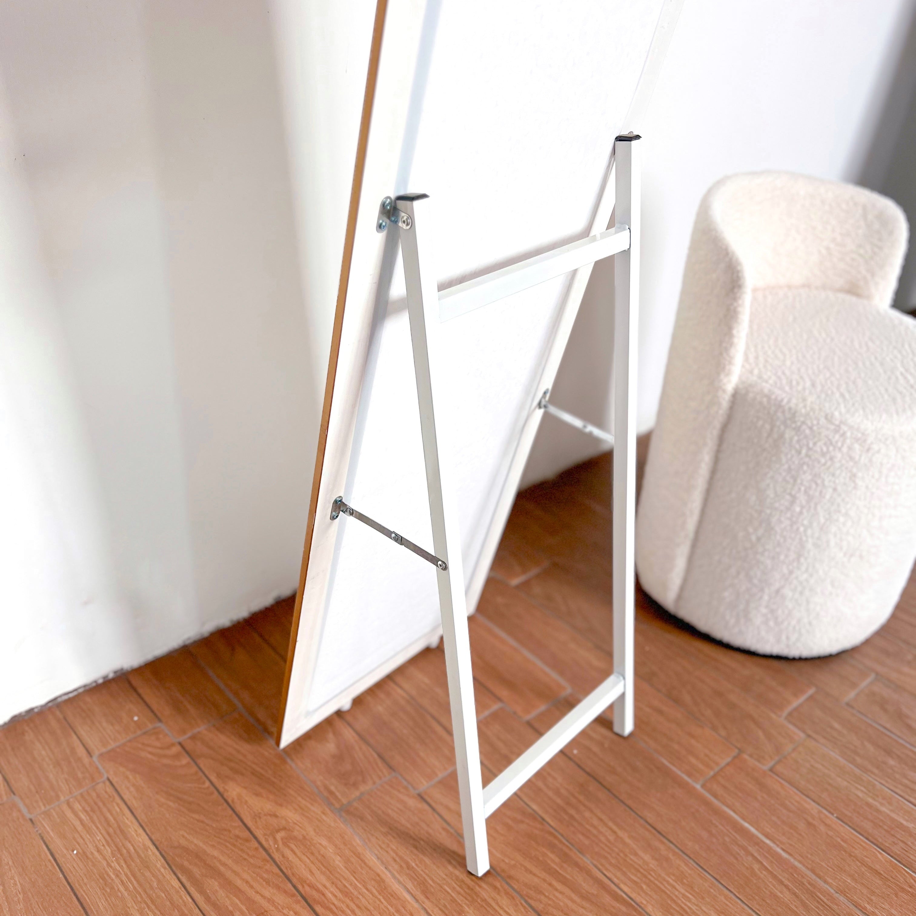 Espejo de piso de cuerpo completo blanco con marco texturizado