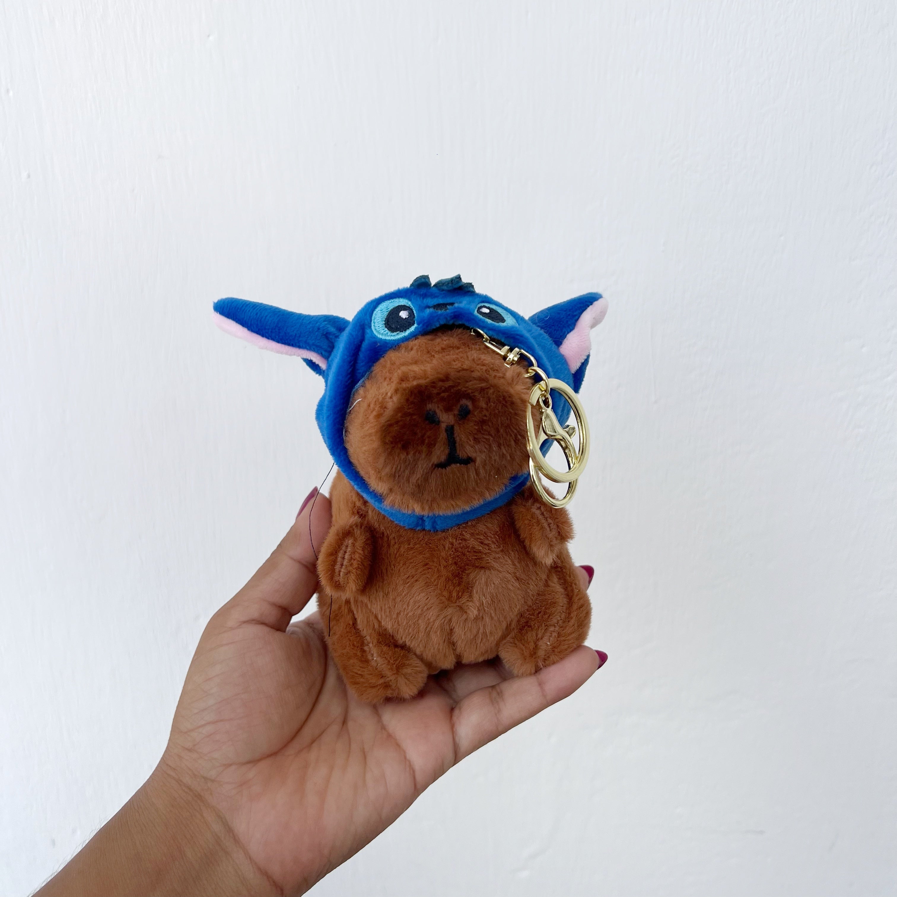 Llavero de capibara con gorrito de Stitch - Dressygt