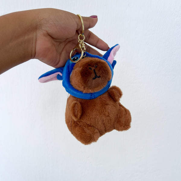 Llavero de capibara con gorrito de Stitch