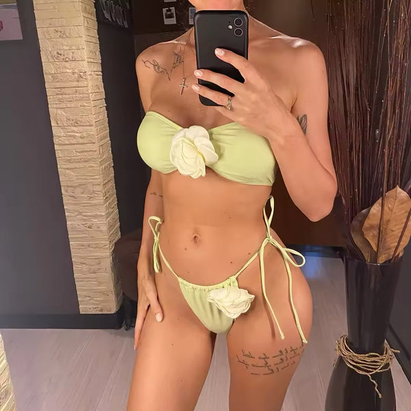 Traje de baño strapless con detalle de flor