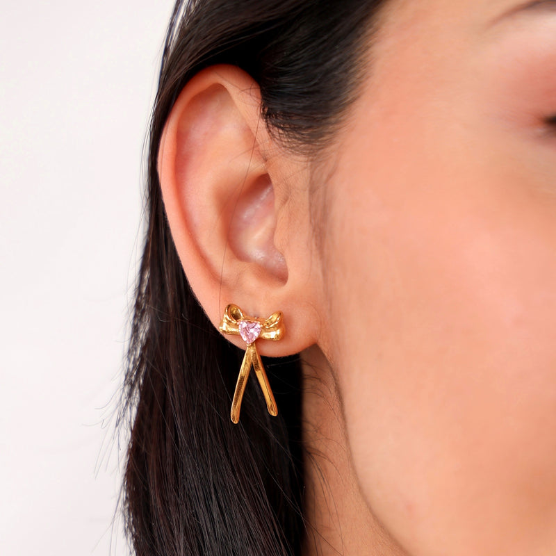 Aretes dorados con diseño de moño