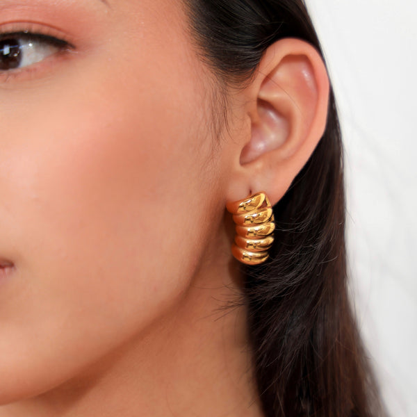 Aretes dorados adaptables