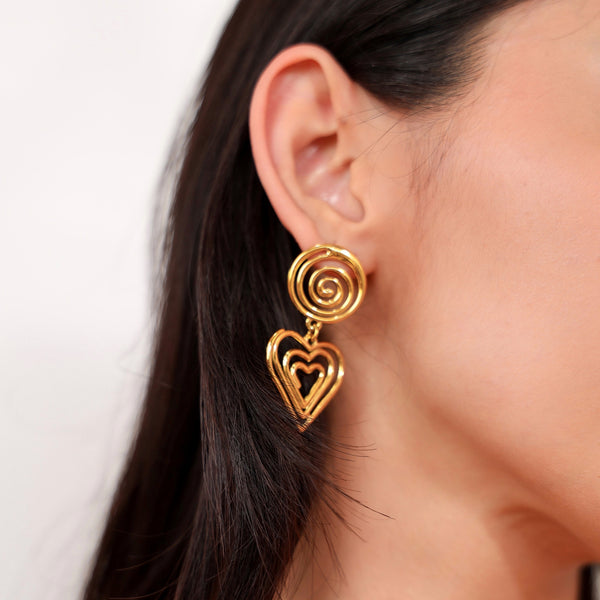 Aretes colgantes con diseño de corazón