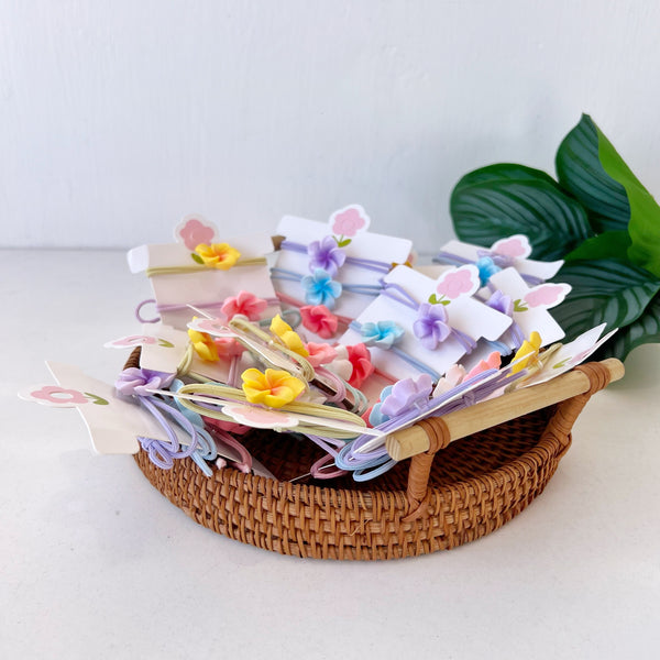 Docenas de colas de flor para el cabello