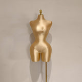 Maniquí con torso femenino dorado