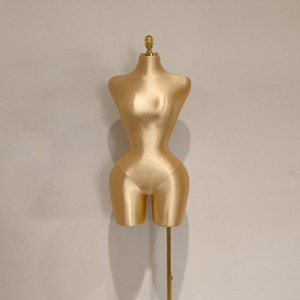 Maniquí con torso femenino dorado