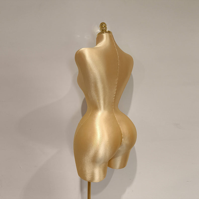 Maniquí con torso femenino dorado