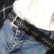 Cinturón con ojales metálicos