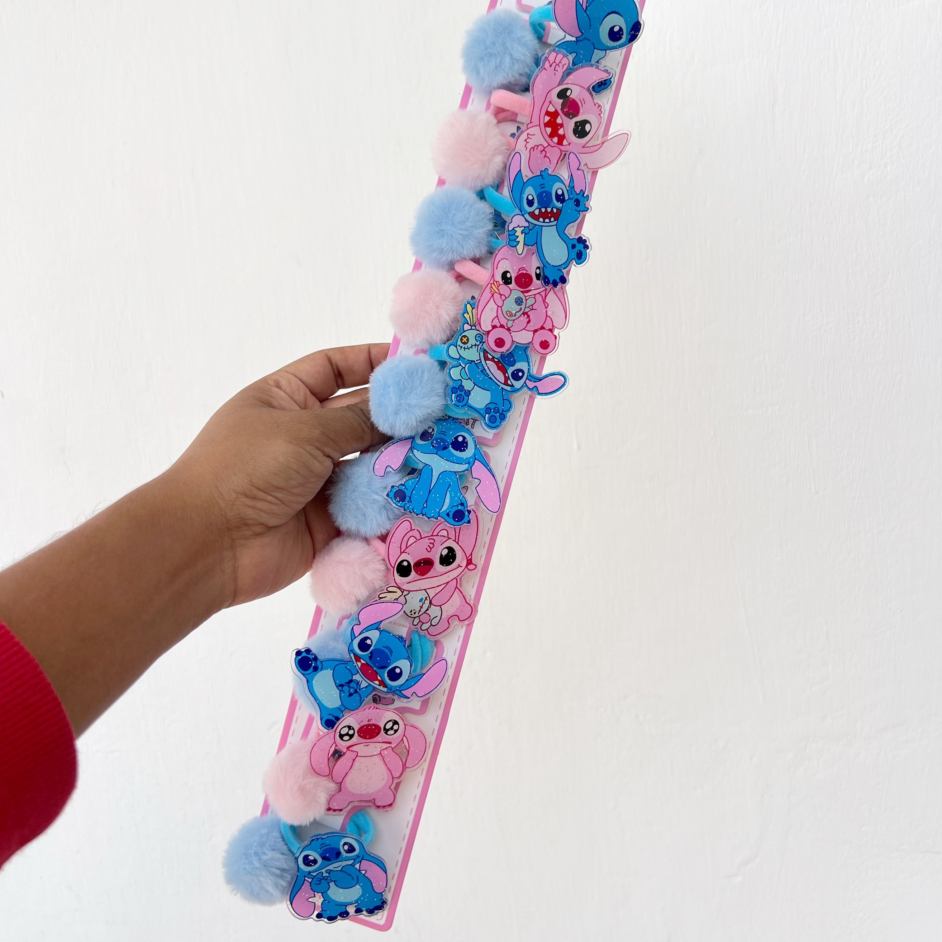 Docena de colas de hello kitty, capibara y stitch
