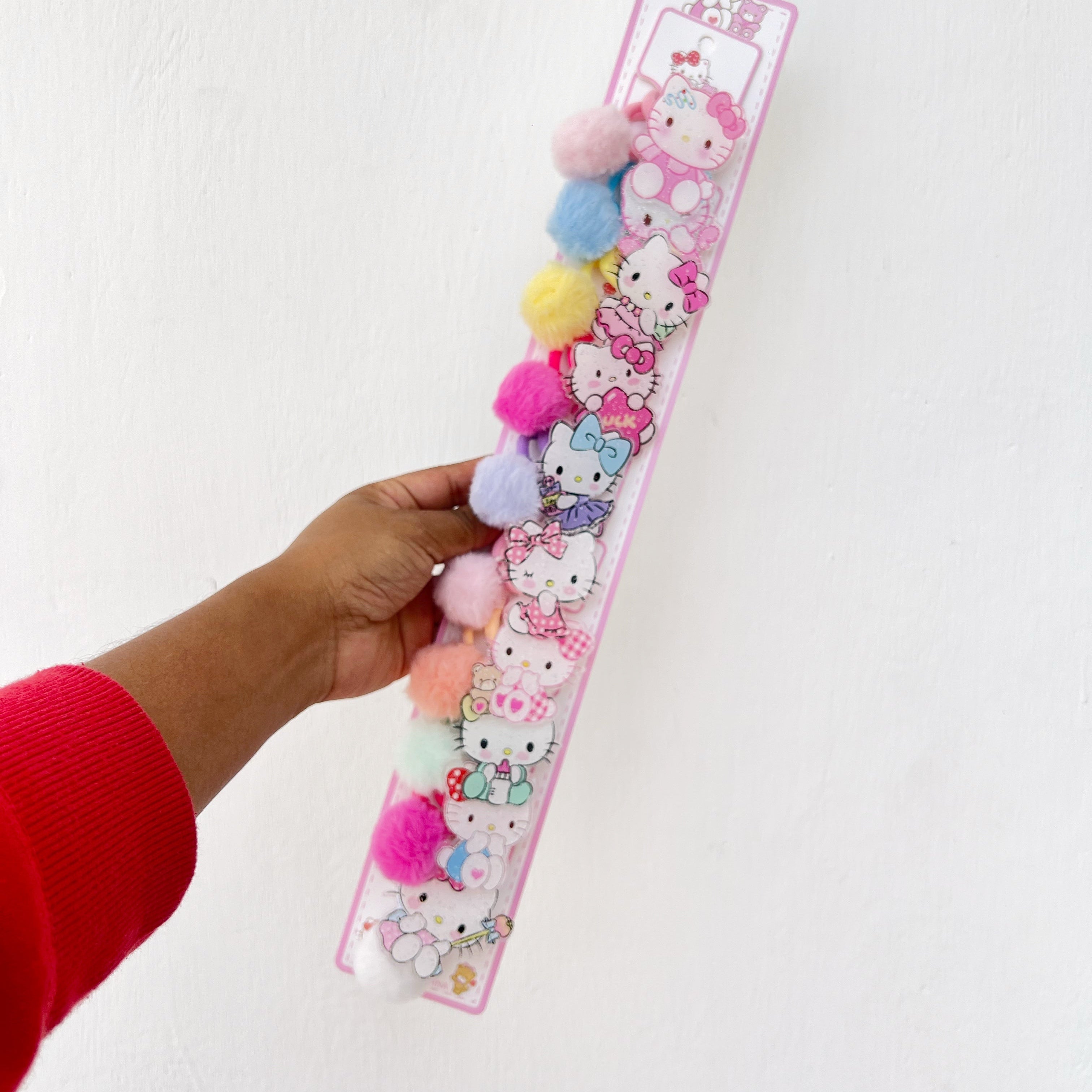 Docena de colas de hello kitty, capibara y stitch