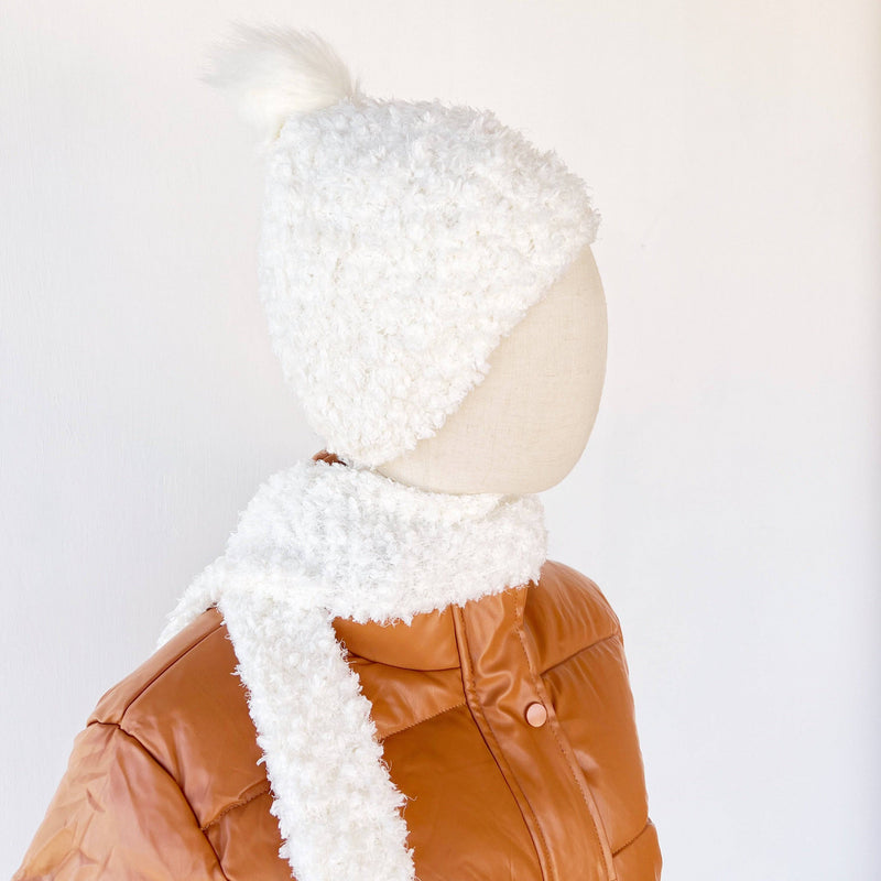Gorro con bufanda de felpa