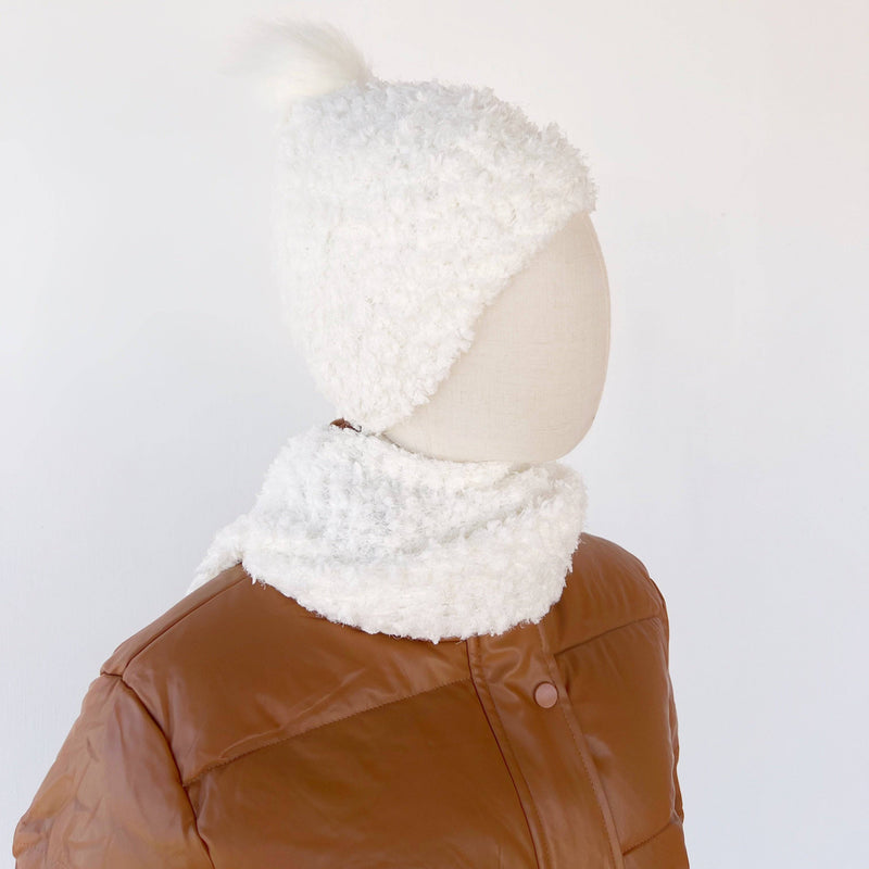 Gorro con bufanda de felpa