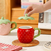 Taza con diseño de fresa con tapa