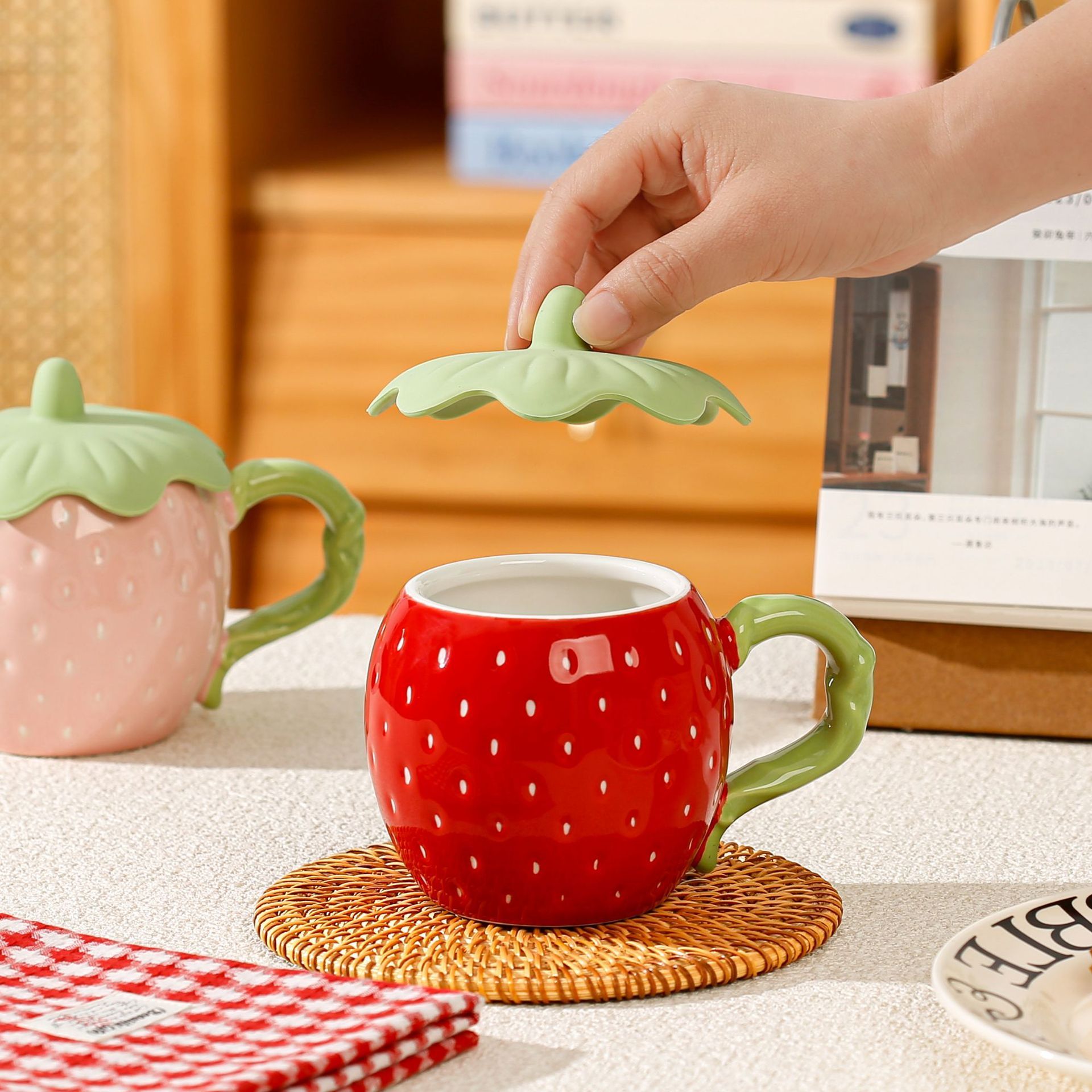 Taza con diseño de fresa con tapa