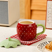 Taza con diseño de fresa con tapa