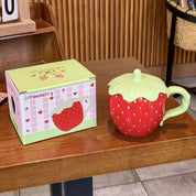 Taza con diseño de fresa con tapa