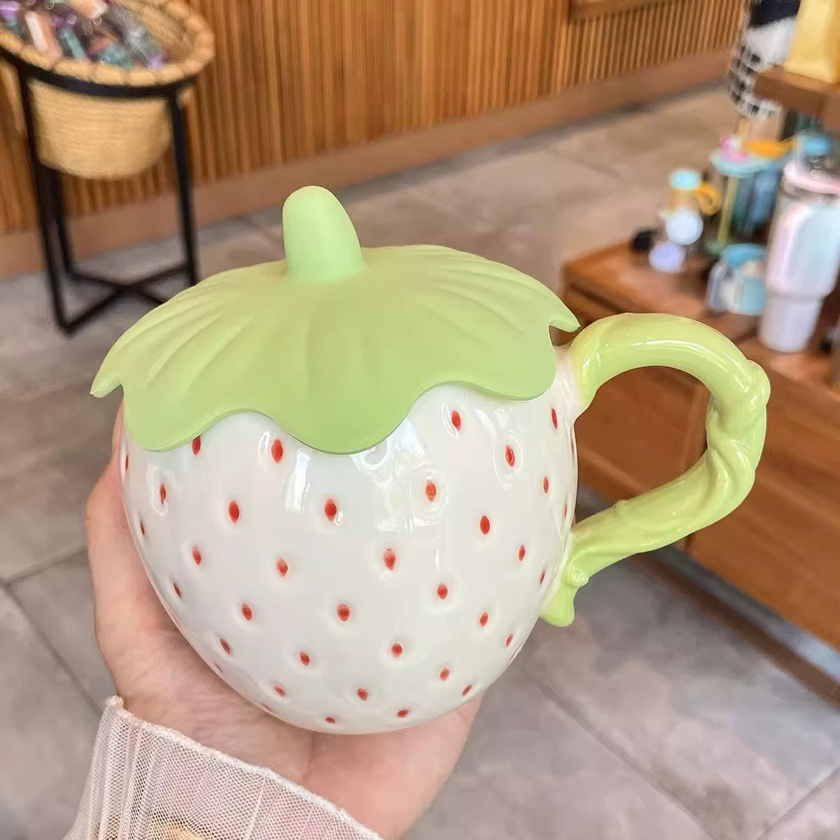 Taza con diseño de fresa con tapa