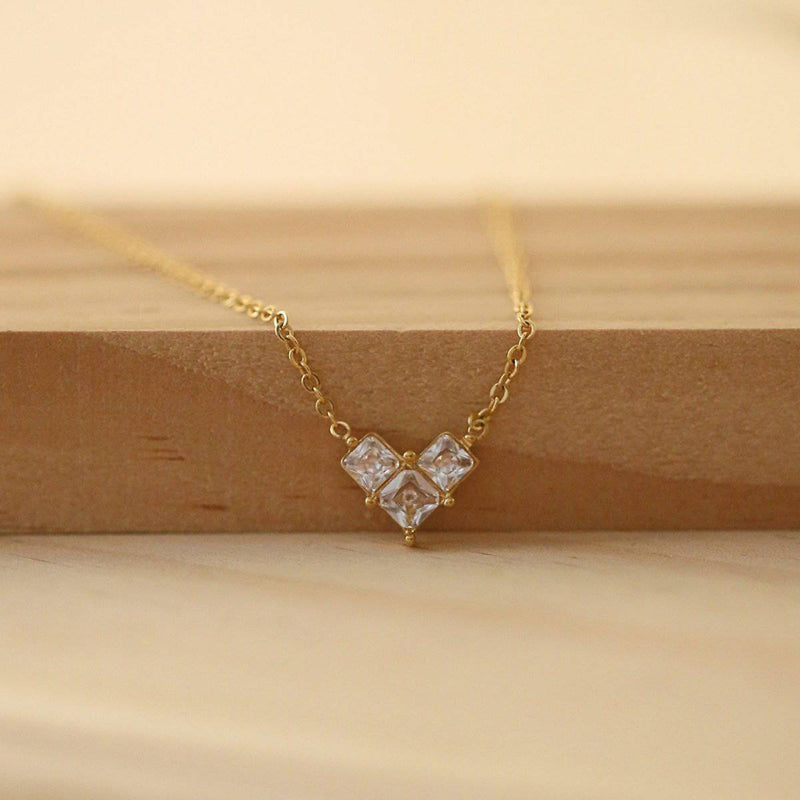 Collar dorado de corazón