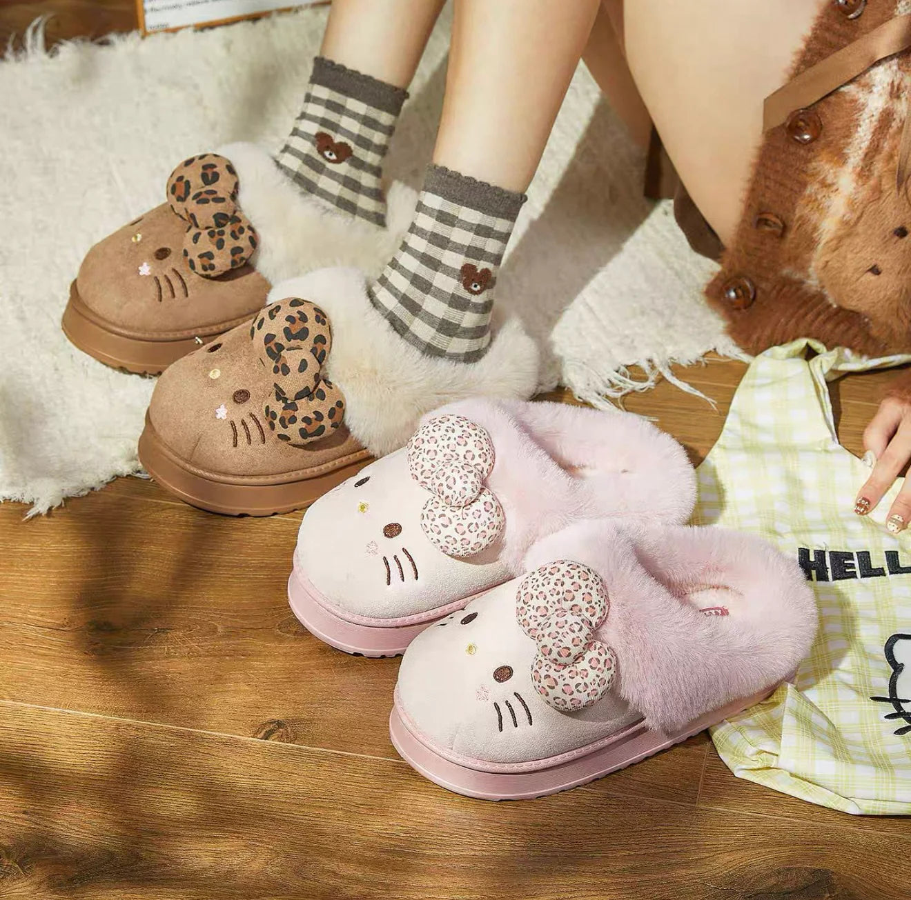 Pantuflas afelpadas con diseño de Hello Kitty