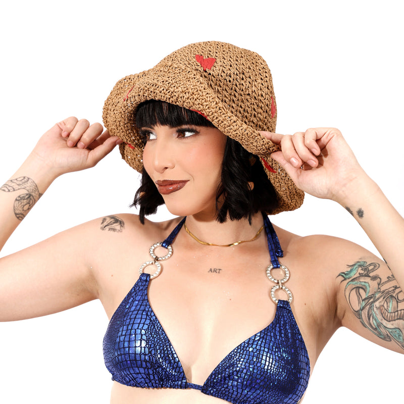 Sombrero con corazones y flores