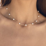 Collar dorado con perlas