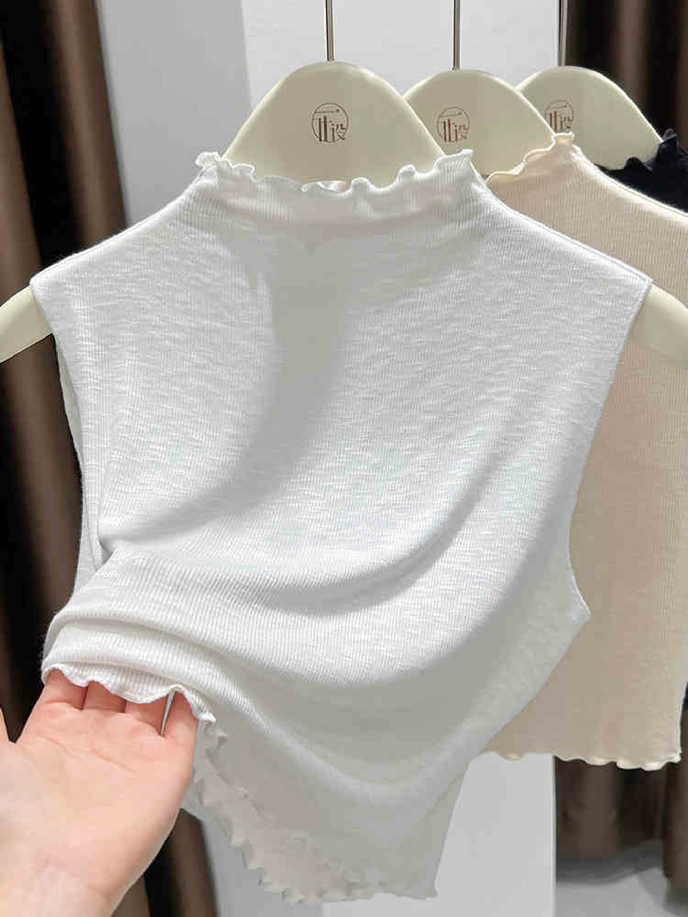 Top sin mangas con olanes - Dressygt