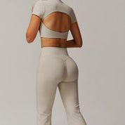 Conjunto deportivo flare con crop top manga corta - Dressygt